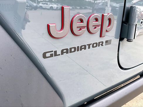 Used 2024 Jeep Gladiator Rubicon w/ Safety Group AWD/4WD image 9