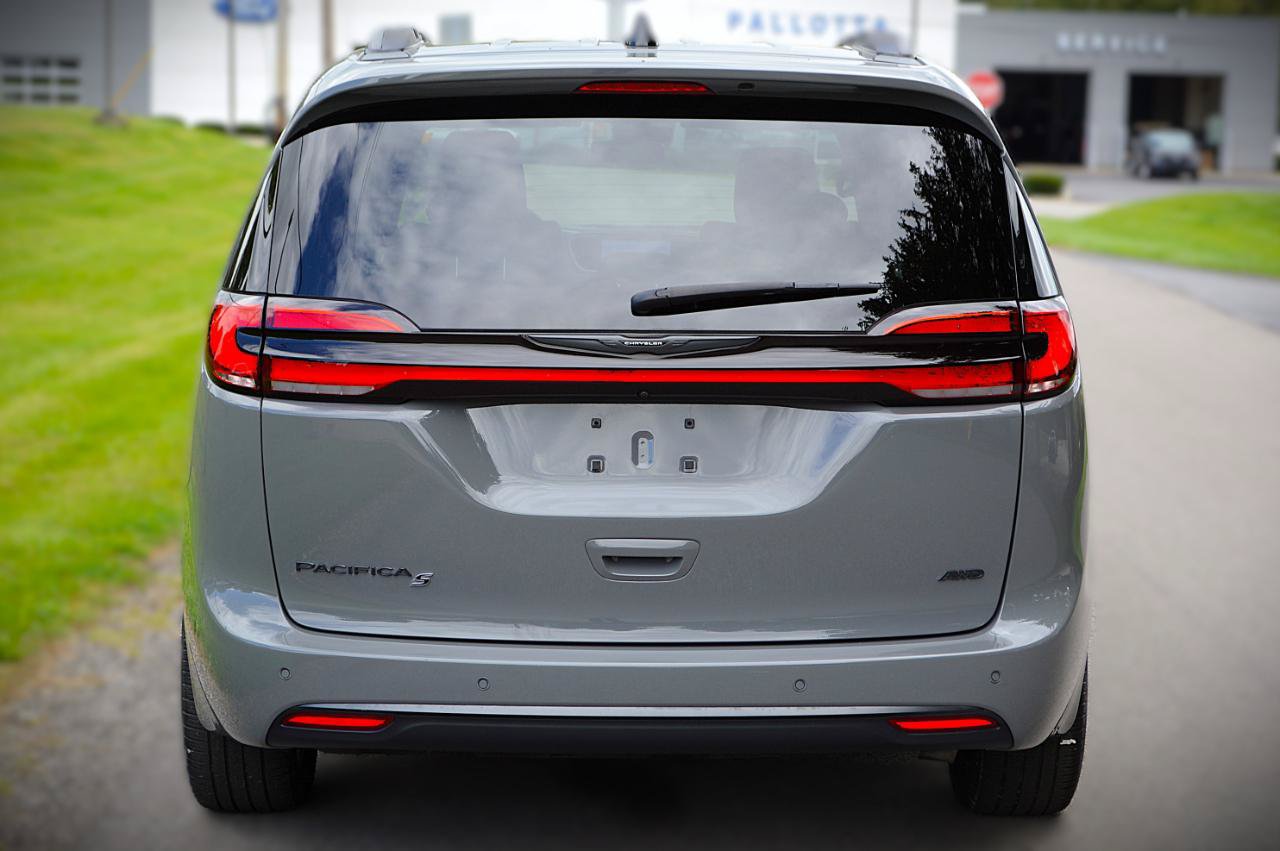 Used 2023 Chrysler Pacifica Touring-L w/ S Appearance Package AWD/4WD image 6