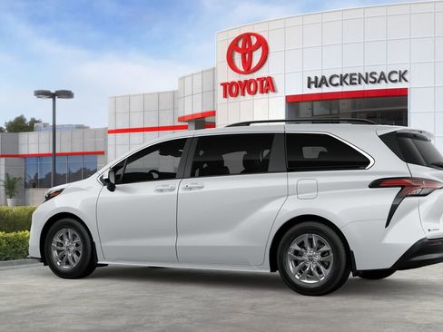 Used 2026 Toyota Sienna LE image 5