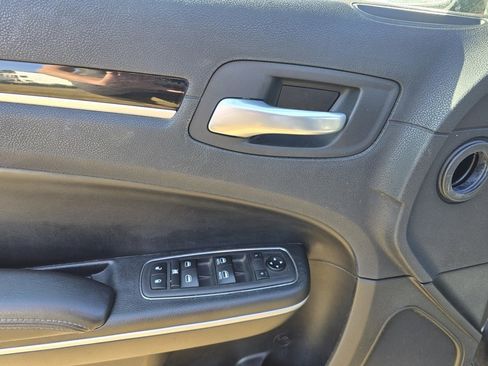 Used 2019 Chrysler 300 S image 11