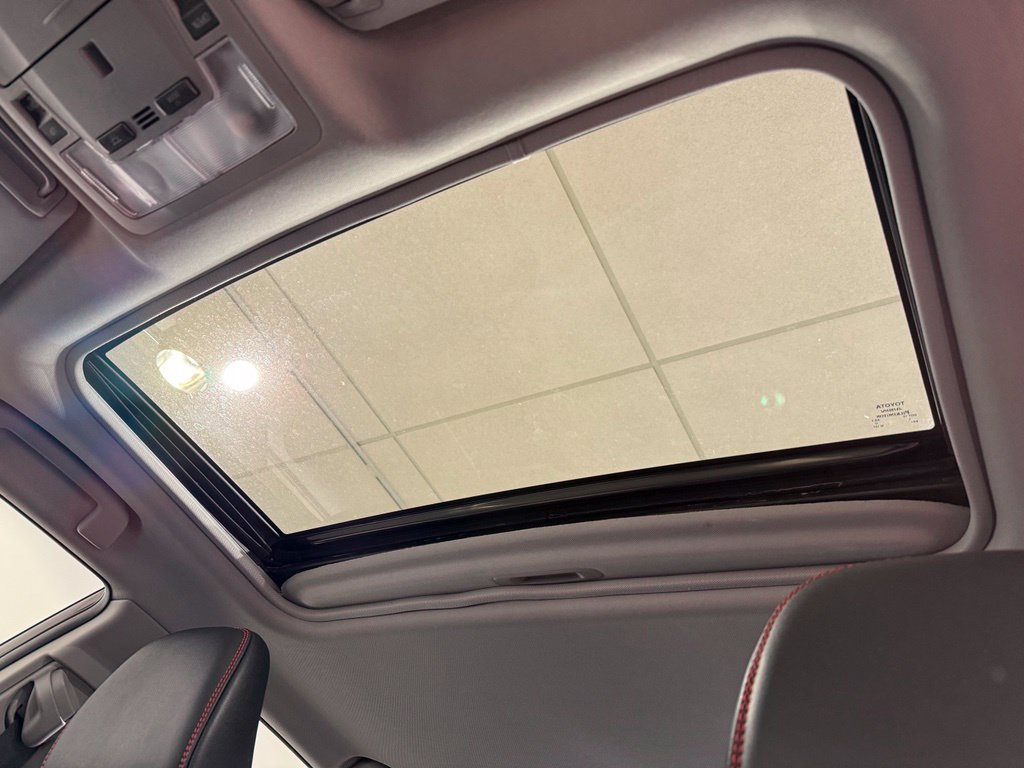 Used 2016 Toyota Camry SE w/ Moonroof Package FWD image 18