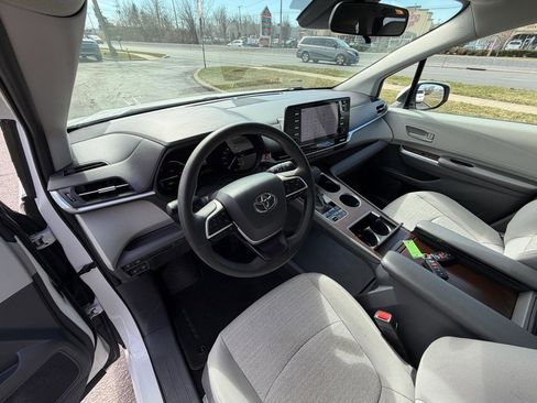 Used 2021 Toyota Sienna LE image 15