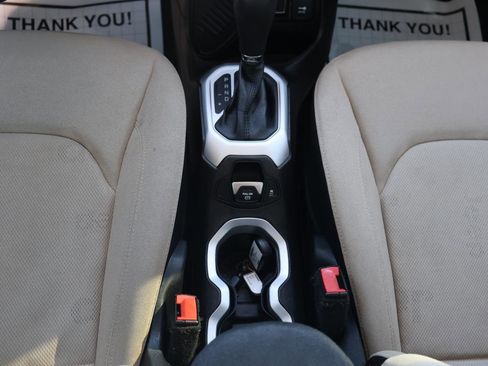 Used 2017 Jeep Renegade Latitude w/ Popular Equipment Group image 25