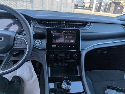 Used 2025 Jeep Grand Cherokee L Altitude image 3