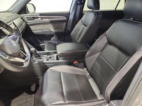 Used 2022 Volkswagen Atlas Cross Sport SE image 16