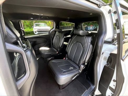 Used 2021 Chrysler Pacifica Touring-L w/ S Appearance Package FWD image 14