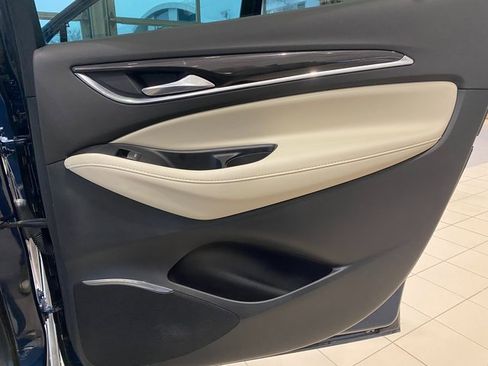 Used 2024 Buick Enclave Essence image 11