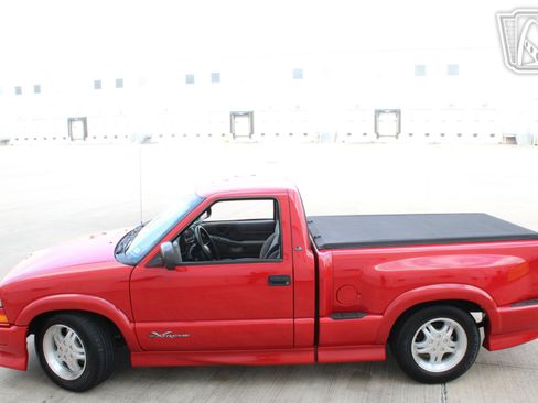Used 2001 Chevrolet S10 Pickup Xtreme w/ Preferred Equipment Group image 2