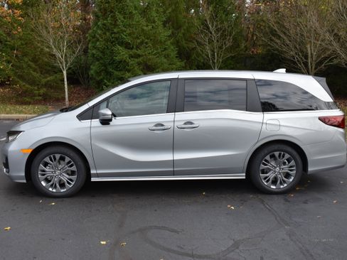 New 2026 Honda Odyssey Touring image 4