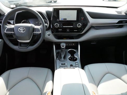 Certified 2026 Toyota Highlander XLE AWD/4WD image 10