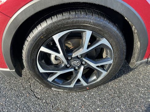 Used 2018 Toyota C-HR XLE image 12