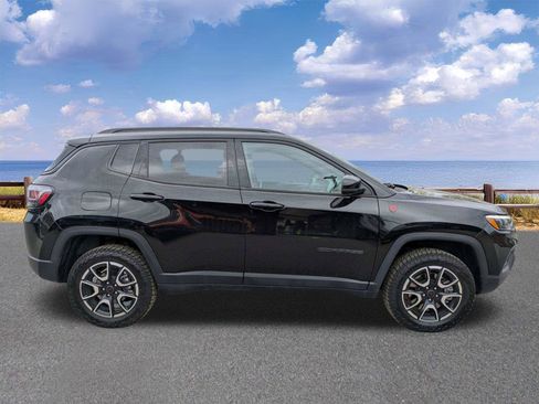 Used 2025 Jeep Compass Trailhawk w/ Trailhawk Elite Group image 9