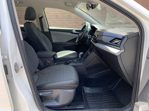 Used 2023 Volkswagen Taos SE w/ Panoramic Sunroof Package AWD/4WD image 16