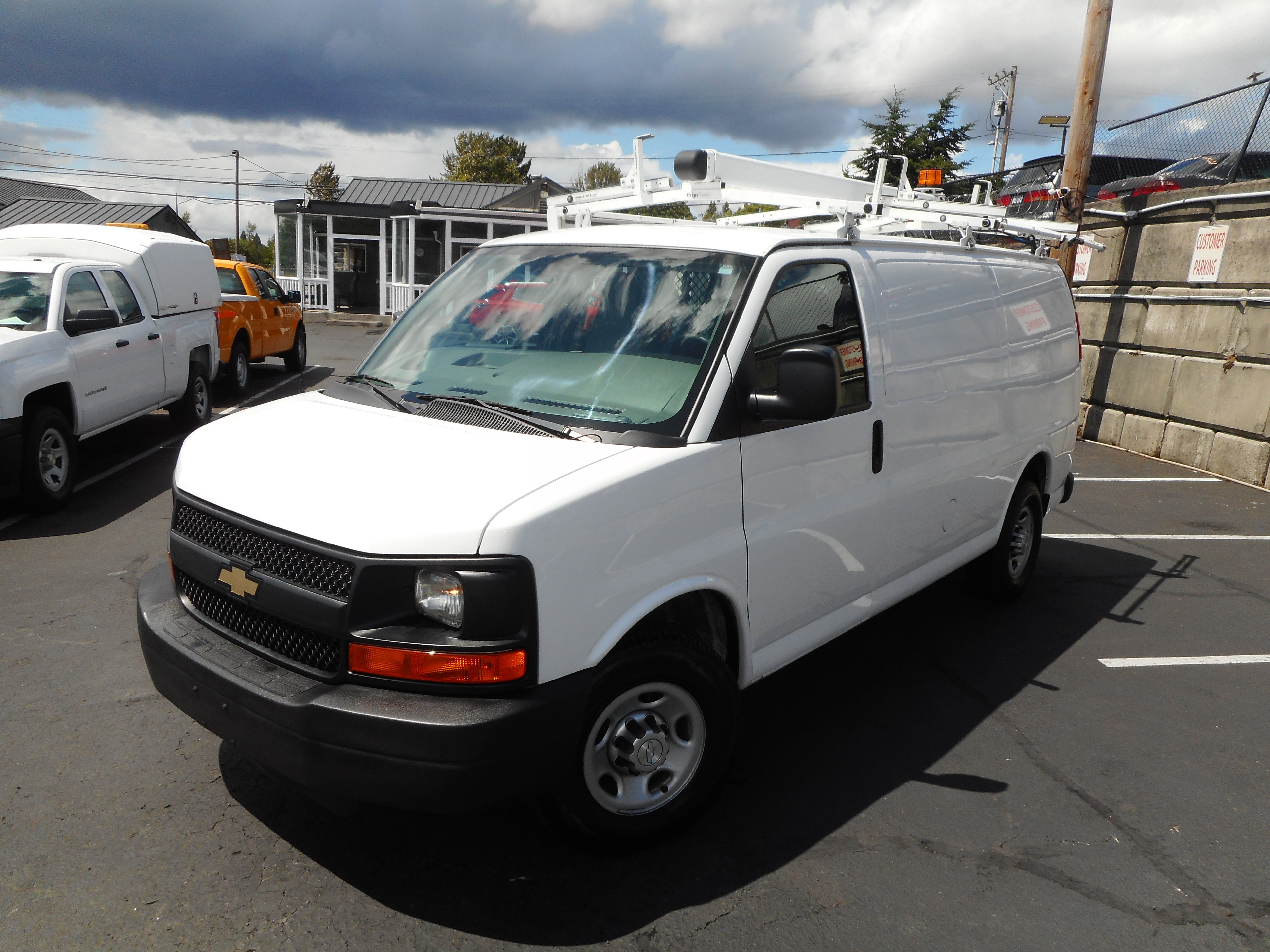 Used 2016 Chevrolet Express 2500 w/ Cold Climate Package RWD image 4