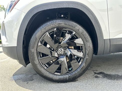 New 2025 Volkswagen Atlas SE image 11