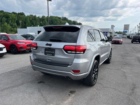 Used 2018 Jeep Grand Cherokee Altitude AWD/4WD image 5