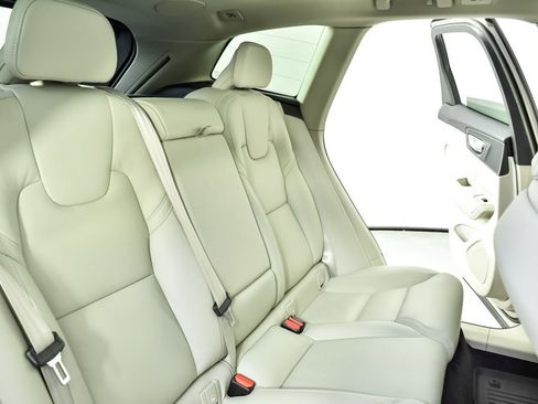 Certified 2023 Volvo XC60 B5 Ultimate w/ Protection Package Premier image 24