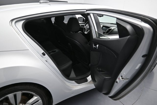 Used 2017 Hyundai Veloster Value Edition FWD image 30