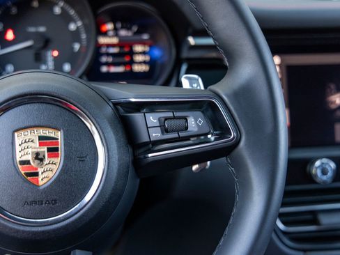 Certified 2025 Porsche Macan image 35