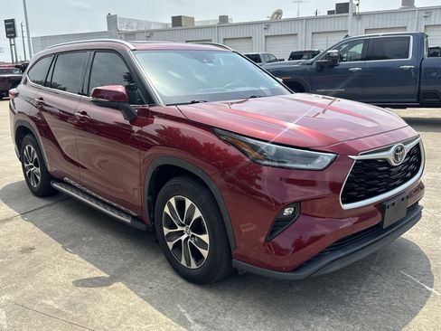 Used 2021 Toyota Highlander XLE FWD image 17