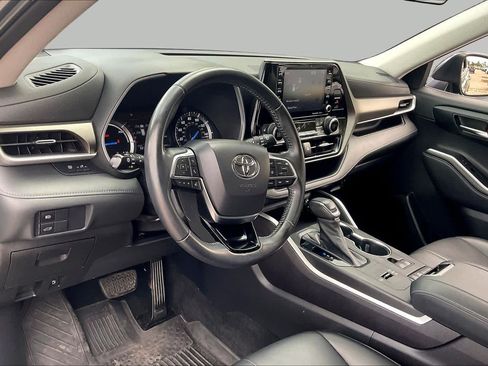 Used 2021 Toyota Highlander XLE FWD image 18