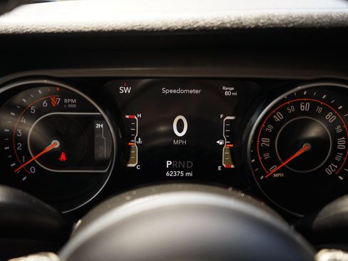 Used 2020 Jeep Gladiator Sport w/ Technology Group AWD/4WD image 17