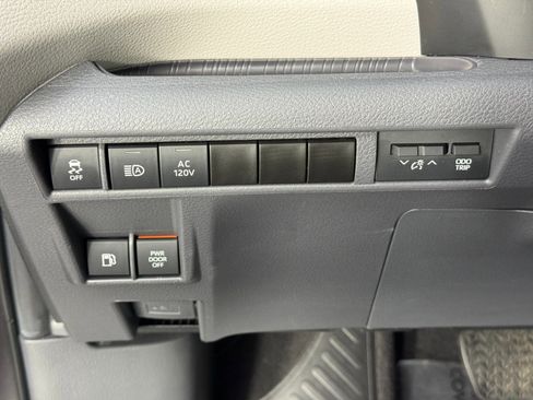 Used 2024 Toyota Sienna Limited image 19