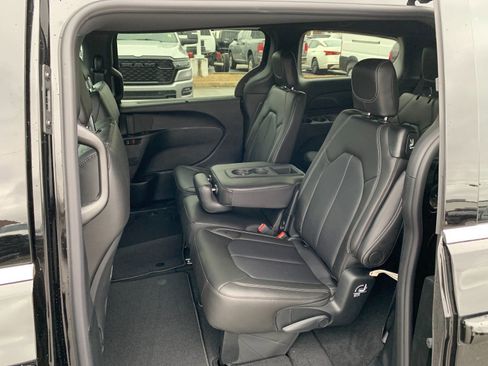 New 2026 Chrysler Pacifica Select image 13