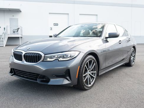 Used 2020 BMW 330i Sedan w/ Convenience Package RWD image 2