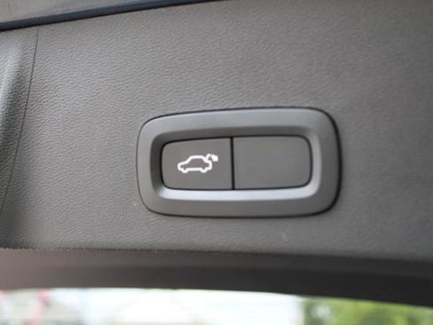 Used 2021 Volvo XC40 T4 Momentum image 30