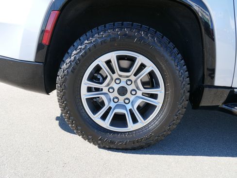 Used 2024 Jeep Wagoneer L 4WD image 11