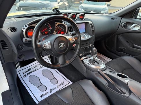 Used 2017 Nissan 370Z Touring image 9