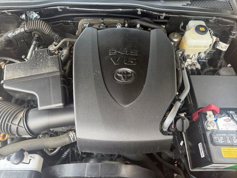 Used 2018 Toyota Tacoma TRD Off-Road w/ Technology Package AWD/4WD image 21