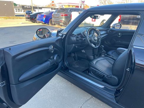 Used 2018 MINI Cooper 2-Door Hardtop image 9