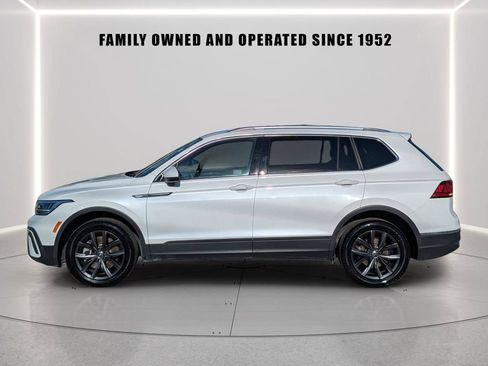 Used 2023 Volkswagen Tiguan SE FWD image 3