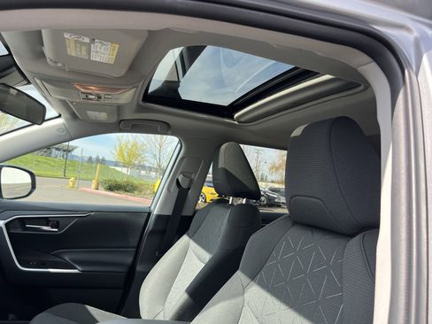 Used 2021 Toyota RAV4 XLE w/ Convenience Package image 26