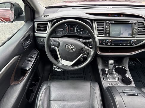 Used 2017 Toyota Highlander AWD V6 image 13