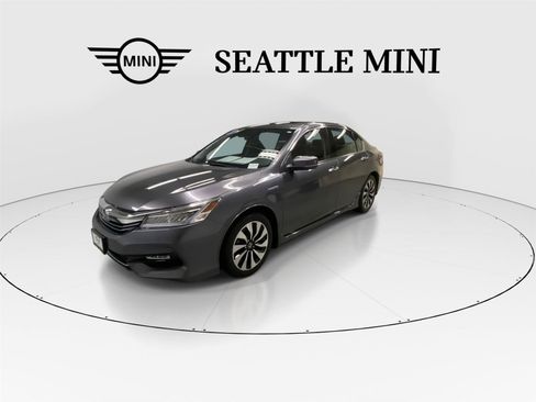 Used 2017 Honda Accord Touring image 4