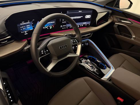 Used 2025 Audi Q5 Premium w/ Convenience Package image 4