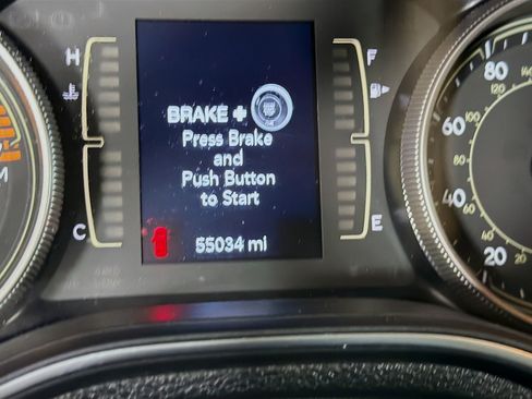 Used 2019 Jeep Cherokee Latitude Plus w/ Cold Weather Group AWD/4WD image 19