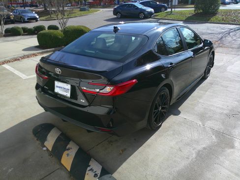 Used 2025 Toyota Camry SE image 15