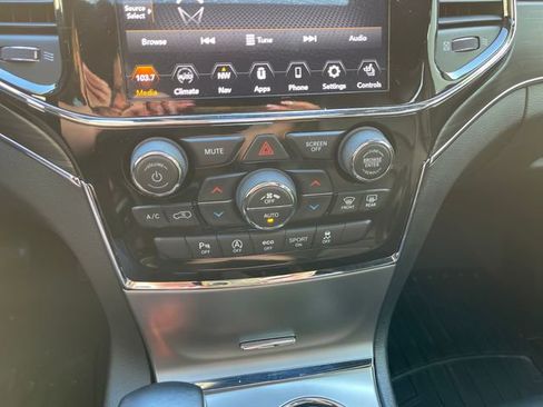 Used 2021 Jeep Grand Cherokee Limited AWD/4WD image 18