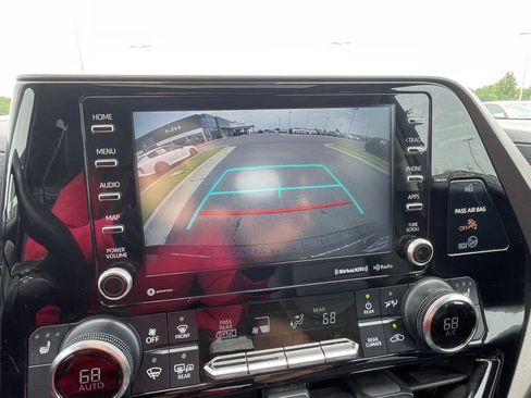 Used 2020 Toyota Highlander XLE FWD image 18