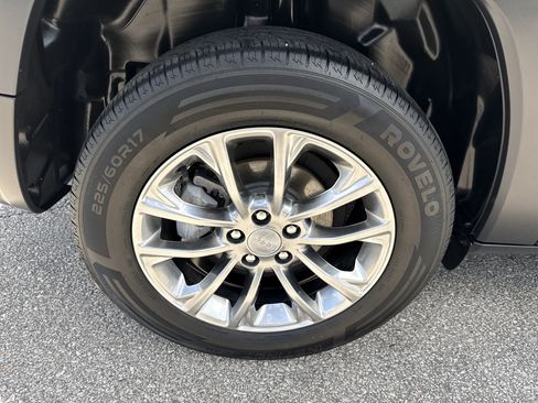 Used 2021 Jeep Cherokee Latitude Plus FWD image 17