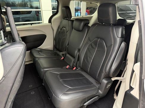Used 2017 Chrysler Pacifica Touring-L Plus image 19