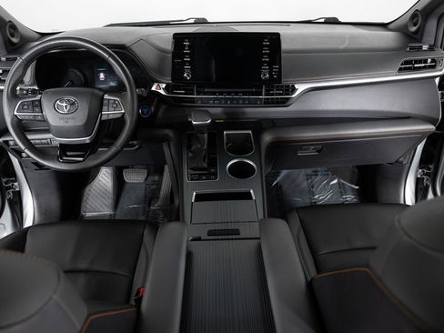Used 2022 Toyota Sienna XSE image 37