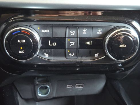 Used 2025 Chevrolet Trax LT w/ LT Convenience Package FWD image 9