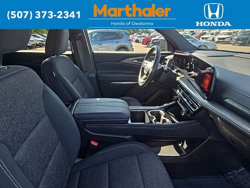 Used 2025 Chevrolet Traverse LT image 21
