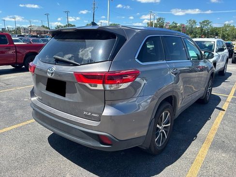 Used 2018 Toyota Highlander XLE AWD/4WD image 3