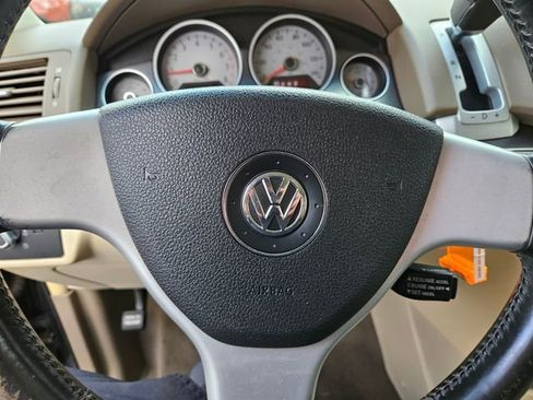 Used 2010 Volkswagen Routan SE image 16